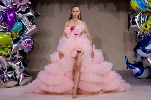 Giambattista Valli 2022/2023 秋冬高級訂製系列，走進甜美童真公主夢