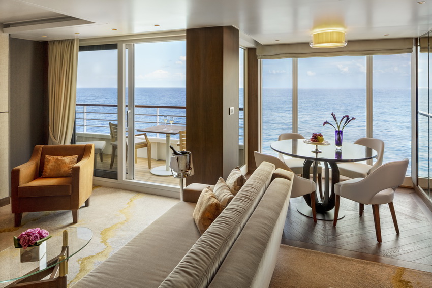 Crystal Penthouse Suite 独立客厅与海景露台