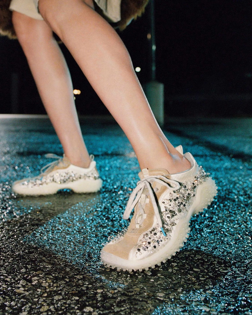 Miu Miu Bubble Sneaker 走秀造型搭配娃娃裙与飞行帽