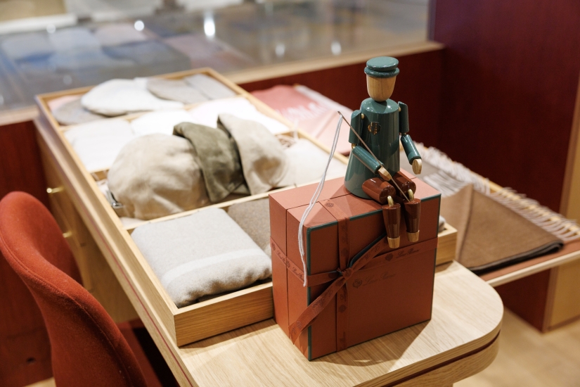 Loro Piana 2025 Holiday Gifting Pop-up store_33